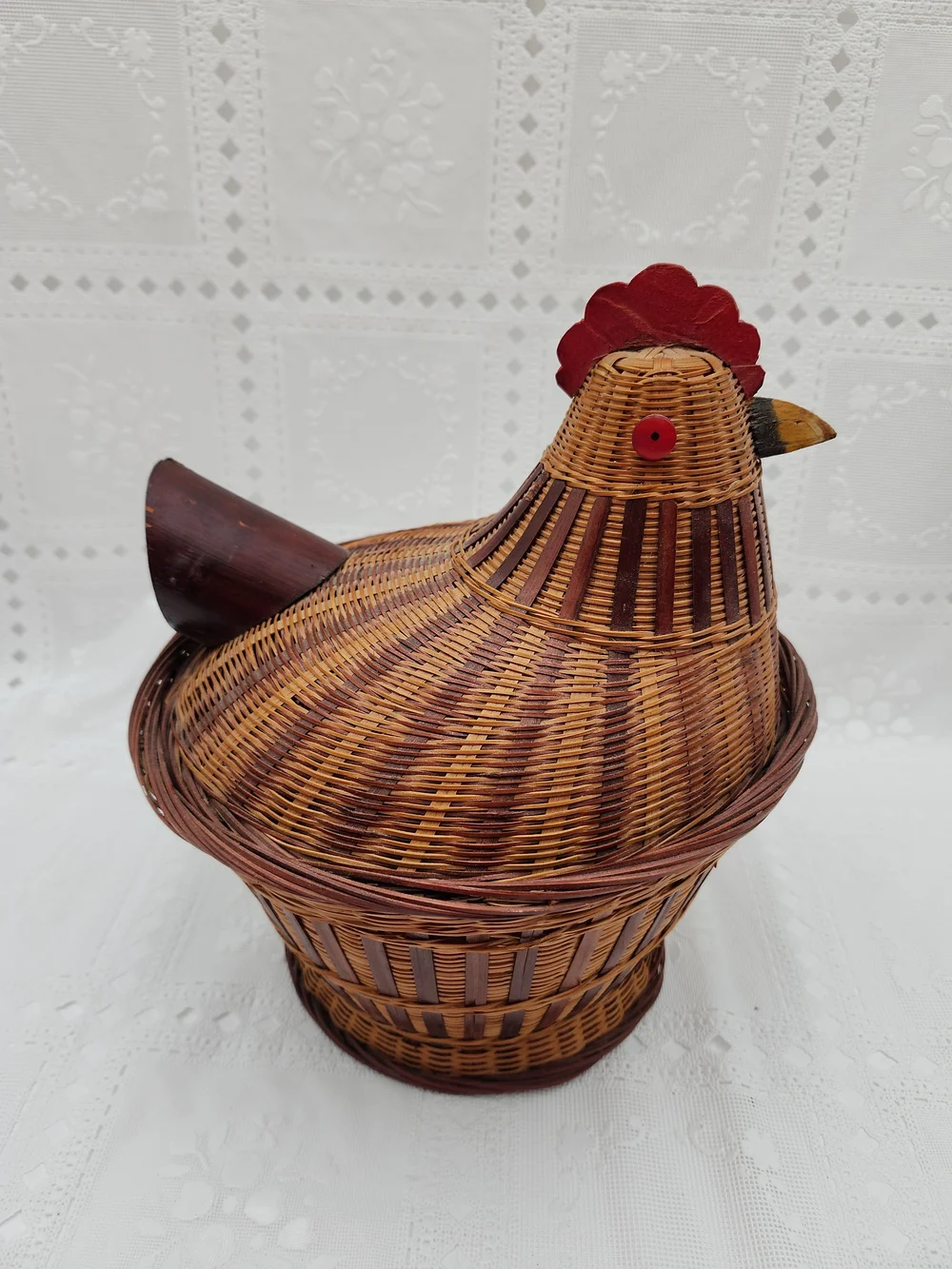 Woven Rattan Chicken Basket with Lid - Rustic Decorative Storage Farmhouse Decor